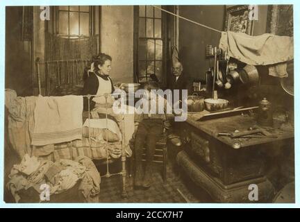 Jimmie Chinquanana, 11, rue Hamilton, New York. Dans la pièce intérieure sombre de sa maison, à l'arrière de leur magasin. Il est le neuvième enfant, dont six sont morts. Le père a abusé de la femme; des boissons. Banque D'Images