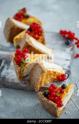 Gâteau au fromage avec baies. Gâteau au caillé délicat et à base de pâte. Banque D'Images