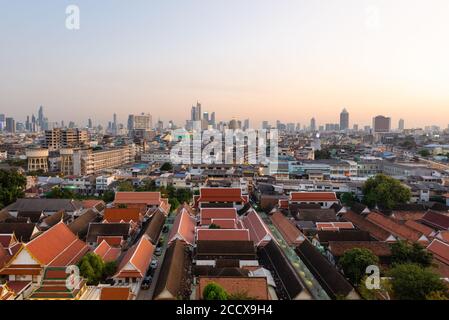 Vue sur Bangkok au coucher du soleil depuis Golden Mountain Banque D'Images