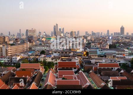 Vue sur Bangkok au coucher du soleil depuis Golden Mountain Banque D'Images