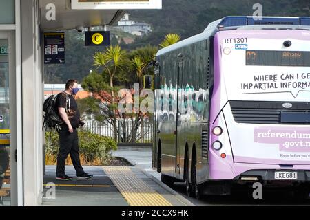 Auckland, Nouvelle-Zélande. 25 août 2020. Un homme portant un masque facial attend à une gare routière d'Auckland, en Nouvelle-Zélande, le 25 août 2020. Les restrictions COVID-19 dans la plus grande ville de Nouvelle-Zélande, Auckland, se poursuivront au niveau d'alerte actuel 3 jusqu'à dimanche soir, a annoncé lundi le Premier ministre Jacinda Ardern. Le port de masques est également obligatoire dès lundi dans les transports publics, a déclaré le premier ministre. Credit: Li Qiaoqiao/Xinhua/Alamy Live News Banque D'Images