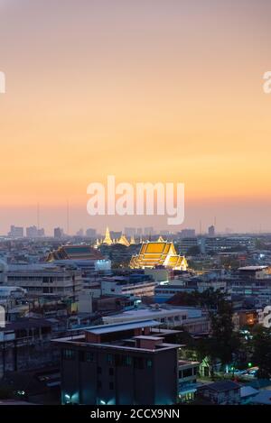 Vue sur Bangkok au coucher du soleil depuis Golden Mountain Banque D'Images