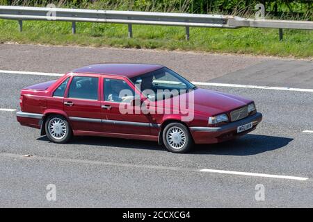 1994 Red Volvo 850 S berline auto ; véhicules mobiles pour la circulation routière, voitures conduisant des véhicules sur les routes britanniques, moteurs, conduite sur le réseau d'autoroute M6. Banque D'Images