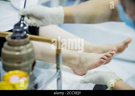 femme se faire soigner les pieds dans le saloon, spa Banque D'Images