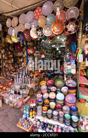 Marrakech, Maroc - 13 mars 2018 : magasin de céramique typique dans le souk de Marrakech avec une multitude de pièces colorées exposées Banque D'Images