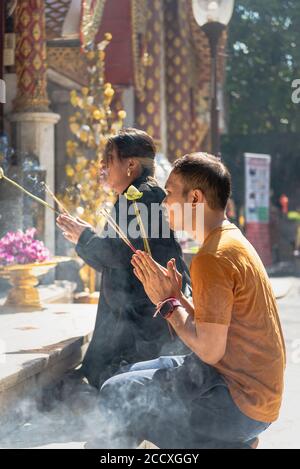 Les gens adorant le temple Wat Phra That Doi, Chiang Mai Banque D'Images