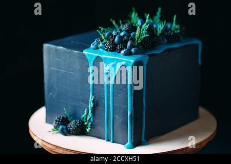 Blue gâteau décoré avec les mûres et les bleuets. Banque D'Images