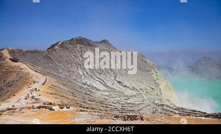 Photo aérienne du volcan actif Ijen en Java orientale - le plus grand lac de cratère très acide au monde avec de l'eau sulfurique turquoise. Site d'extraction du soufre. F Banque D'Images