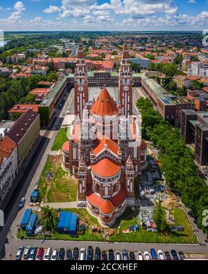 Szeged, Hongrie - vue aérienne de l'église votive et de la cathédrale notre-Dame de Hongrie (Dom Szeged) lors d'une journée d'été ensoleillée avec ciel bleu et nuages Banque D'Images