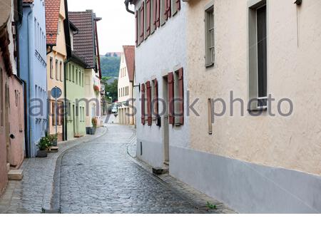 Photo prise à Weissenburg, Bavière d'une allée pavée et de maisons médiévales Banque D'Images