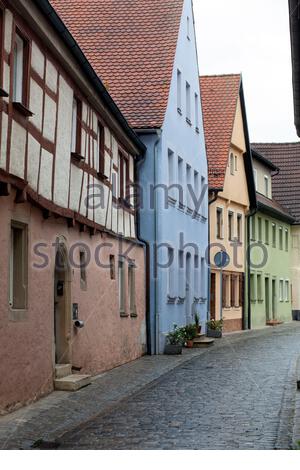 Photo prise à Weissenburg, Bavière d'une allée pavée et de maisons médiévales Banque D'Images