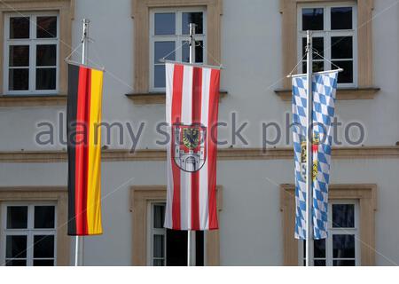 Une photo prise à Weissenburg, en Bavière, montrant trois drapeaux, des drapeaux allemands et bavarois ainsi que le drapeau de la ville Banque D'Images