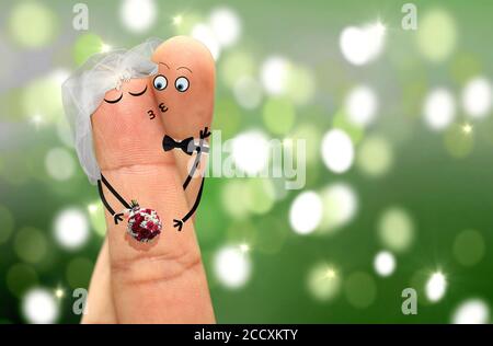 Couple marié doigt visage embrassant et embrasse Banque D'Images