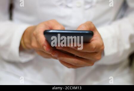 les femmes qui tiennent le smartphone en gros plan Banque D'Images