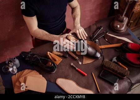 Original, œuvres d'art novatrices du personnel compétent et talentueux créateur de chaussures. close up portrait phot Banque D'Images