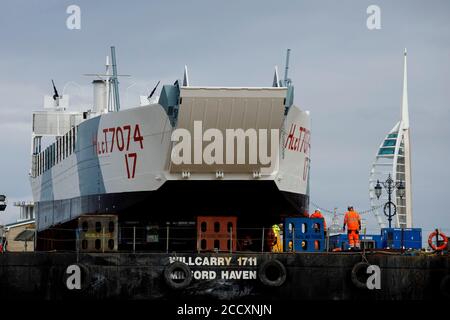 Portsmouth, Hampshire, Royaume-Uni. 24 août 2020. Les travailleurs préparent le LCT 7074, le dernier char amphibie d'atterrissage encore en vie, avant d'être transféré au musée du jour J à Portsmouth, le lundi 24 août 2020. L'embarcation qui transportait à l'origine des chars et des soldats en Normandie, a été flottée par une barge du Musée national de la Marine royale, où elle a été restaurée, à la Promenade de Southsea, où une grue a construit un pont à la barge, Il pourrait donc être conduit jusqu'à sa nouvelle maison au musée du jour J. Crédit: Luke MacGregor/Alamy Live News Banque D'Images