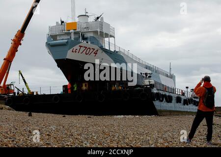 Portsmouth, Hampshire, Royaume-Uni. 24 août 2020. Les spectateurs photographient le LCT 7074, le dernier char amphibie d'atterrissage encore en vie, avant d'être transféré au musée du jour J à Portsmouth, le lundi 24 août 2020. L'embarcation qui transportait à l'origine des chars et des soldats en Normandie, a été flottée par une barge du Musée national de la Marine royale, où elle a été restaurée, à la Promenade de Southsea, où une grue a construit un pont à la barge, Il pourrait donc être conduit jusqu'à sa nouvelle maison au musée du jour J. Crédit: Luke MacGregor/Alamy Live News Banque D'Images