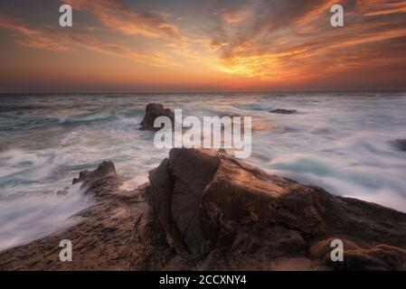 Seascape au lever du soleil. Magnifique paysage naturel. Lever du soleil sur la côte de la mer Noire. Magnifique lever de soleil avec nuages et soleil de feu au début Banque D'Images