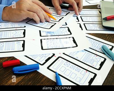 Le concepteur d'interface utilisateur crée la conception d'une application Web mobile. Banque D'Images