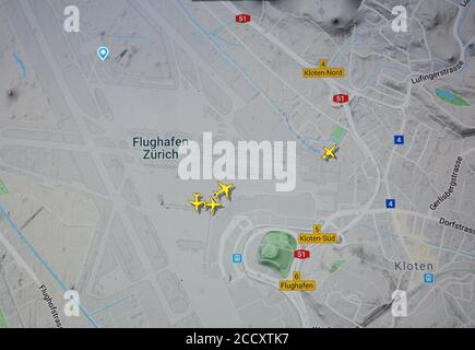 Trafic aérien sur l'aéroport de Zurich, Suisse (20 août 2020, UTC 19.39), sur Internet avec le site Flightracar 24, pendant la période de pandémie du coronavirus Banque D'Images