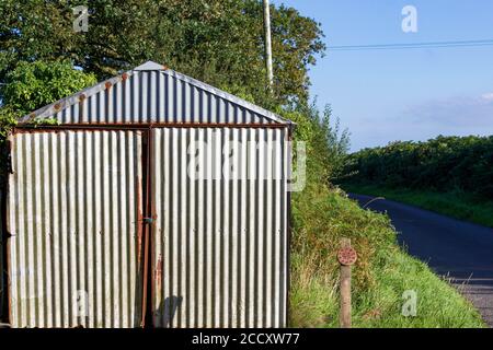 Hangar ondulé de ferme rouillé Banque D'Images