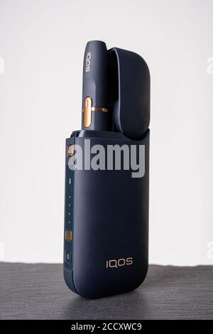 Gdansk, Pologne - 11 août 2020 : système de chauffage du tabac IQOS produit par Philip Morris International, propriétaire de la marque Marlboro. Banque D'Images