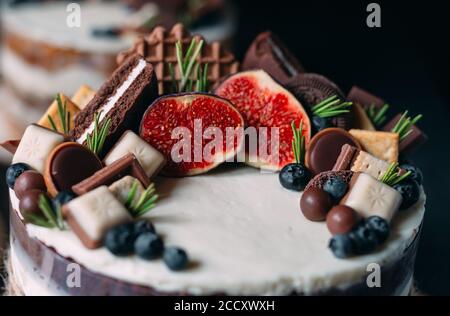 Gâteau aux fruits décoré de figues, de biscuits et de myrtilles. Banque D'Images