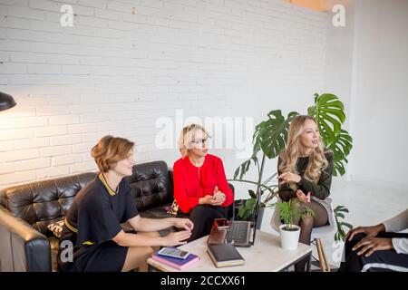L'équipe féminine de la création, l'échange de collaboration femme phonenumbers et contacts, partager des informations utiles avec les autres, passer du temps ensemble pour comm Banque D'Images