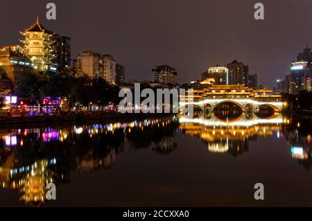 Fleuve Jinjiang, Pont Anshun, réflexion, vue de nuit, Chengdu, Sichuan, Chine Banque D'Images