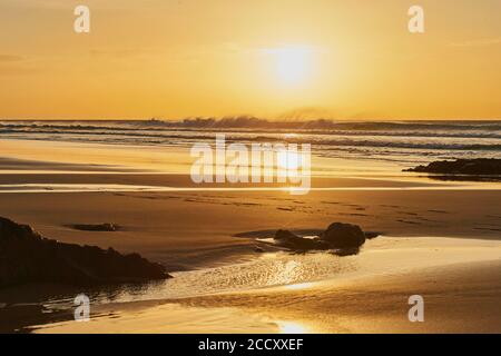 Plage de Playa del Castillo au coucher du soleil, Playa del Algybe de la Cueva, Fuerteventura, Îles Canaries, Espagne Banque D'Images