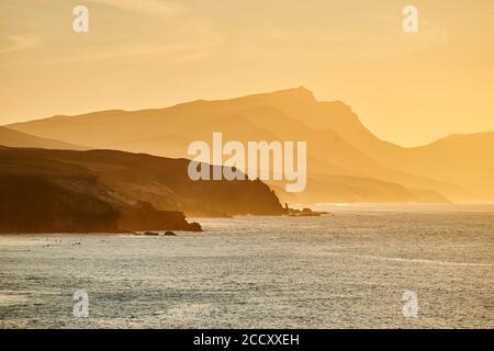 Plage Playa de la Pared avec côte rocheuse au coucher du soleil, Fuerteventura, îles Canaries, Espagne Banque D'Images