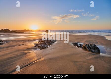 Plage avec rochers à marée basse, coucher de soleil, de Playa del Castillo, Playa del Algybe de la Cueva, Fuerteventura, îles Canaries, Espagne Banque D'Images