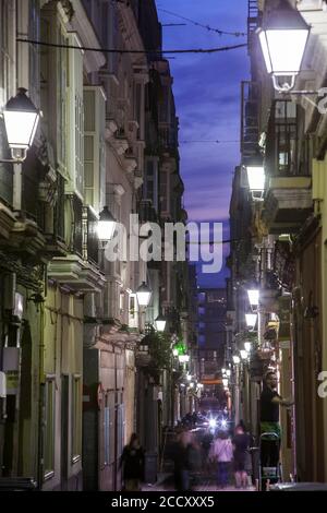 Ruelle au crépuscule dans la vieille ville historique de Cadix, Espagne Banque D'Images