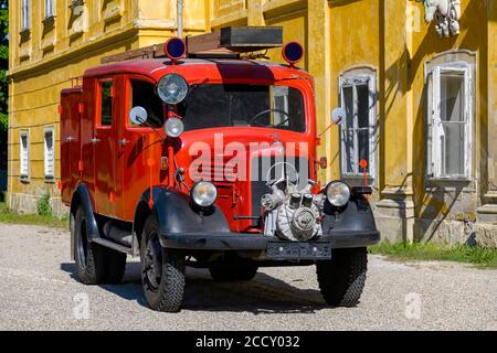 Oldtimer Mercedes Benz L1500S 1941, année de construction 1941, capacité 2594 ccm, puissance 60 ch, moteur d'incendie, vue avant, devant la façade baroque Banque D'Images