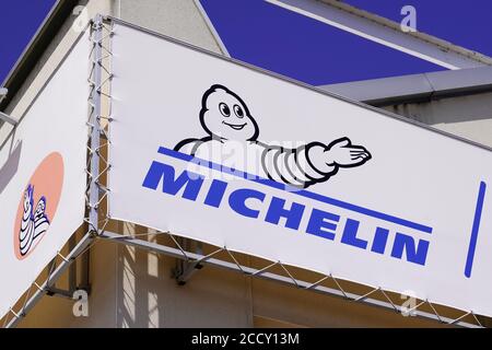 Clermont-Ferrand , Auvergne / France - 08 16 2020 : logo Michelin bibendum signe et texte sur le fabricant français de pneus basé à Clermont-Ferrand à Fran Banque D'Images