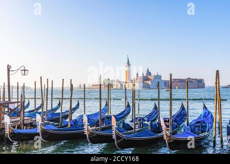 Parking gondoles à la fin de Piazzetta San Marco avec vue sur la basilique de San Giorgio Maggiore, Venise, Vénétie, Italie Banque D'Images