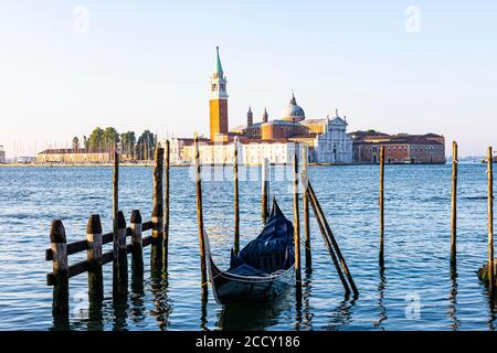 Parking télécabine au bout de Piazzetta San Marco avec vue sur la basilique de San Giorgio Maggiore, Venise, Vénétie, Italie Banque D'Images