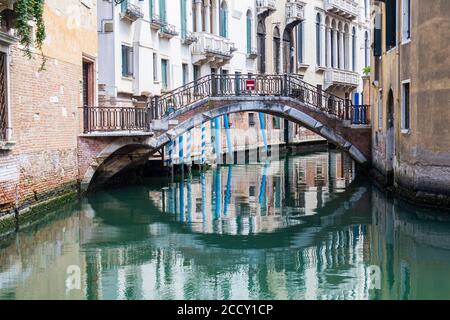 Pont avec réflexion dans le canal, Venise, Vénétie, Italie Banque D'Images