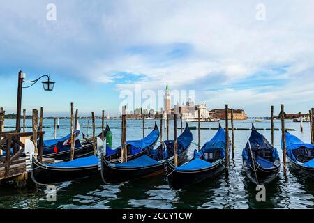 Parking gondoles à la fin de Piazzetta San Marco avec vue sur la basilique de San Giorgio Maggiore, Venise, Vénétie, Italie Banque D'Images