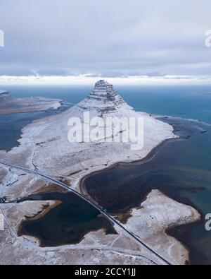 Kirkjufell montagne de l'air, image de drone, Islande Banque D'Images