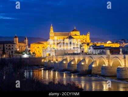 Puente Romano illuminé, pont romain sur Rio Guadalquivir, à l'arrière Mezquita, Catedral de Cordoba, heure bleue, Cordoue, Andalousie, Espagne Banque D'Images