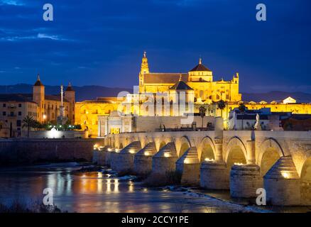 Puente Romano illuminé, pont romain sur Rio Guadalquivir, à l'arrière Mezquita, Catedral de Cordoba, heure bleue, Cordoue, Andalousie, Espagne Banque D'Images