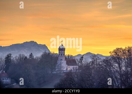 Eglise Saint Johann Baptist au coucher du soleil, à l'arrière Zugspitze, Holzhausen, Starnberger See, Bavière, Allemagne Banque D'Images