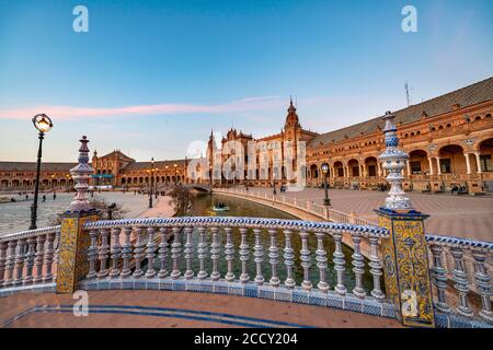 Pont sur le canal, balustrade avec tuiles azulejo peintes, Plaza de Espana dans la lumière du soir, coucher de soleil, Séville, Andalousie, Espagne Banque D'Images