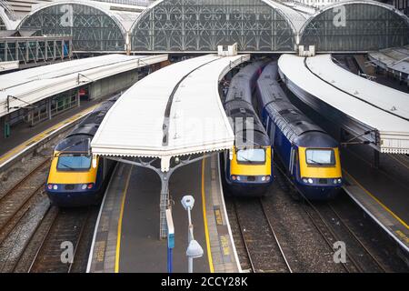 Gare de Paddington à Londres, trains en attente de départ Banque D'Images