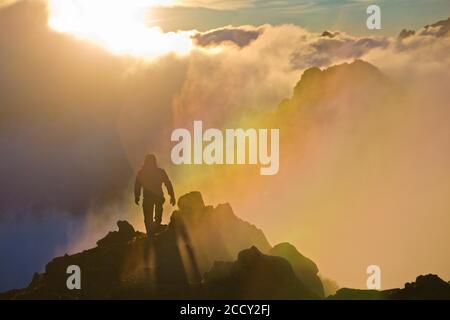Un homme marchant sur une crête de montagne sur le fond du soleil levant, parc national de Tatra, Pologne Banque D'Images