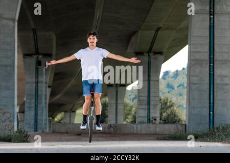 Adolescent de 19 ans, monocycle en Allemagne Banque D'Images