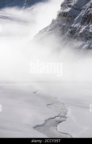 Rivière traversant des montagnes enneigées à Spiti, un plateau gelé de haute altitude, où se trouvent les léopards des neiges, dans l'Himalaya indien, en Inde Banque D'Images