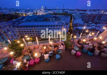 Pour les groupes et les couples, profitez d'une nuit d'été sur la terrasse Bar de l'hôtel Casa Suecia à Madrid Banque D'Images