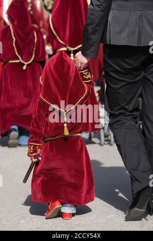 Enfant en tenue de fête dans la procession de la semaine Sainte à Baeza, province de Jaen, Espagne Banque D'Images